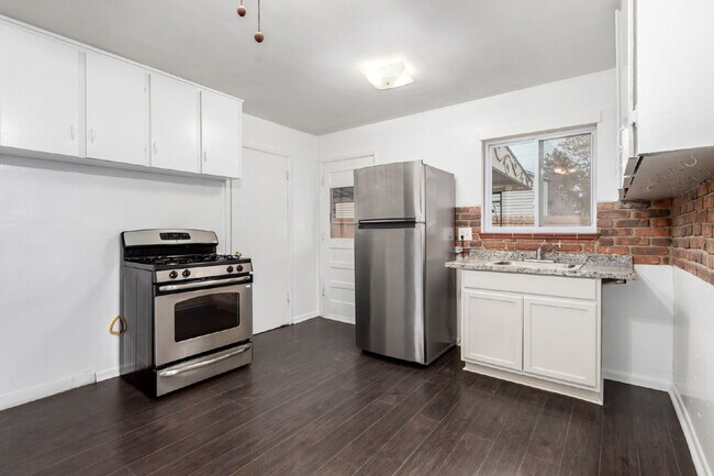 Building Photo - 981 Lansing St