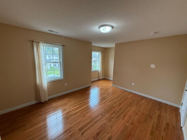 Building Photo - Three Bedroom, Single Family Home Located in Springfield's Pine Point Neighborhood!