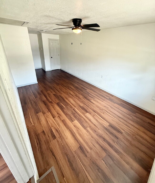 Building Photo - Bright & Spacious 3BR with Large Yard – Gr...