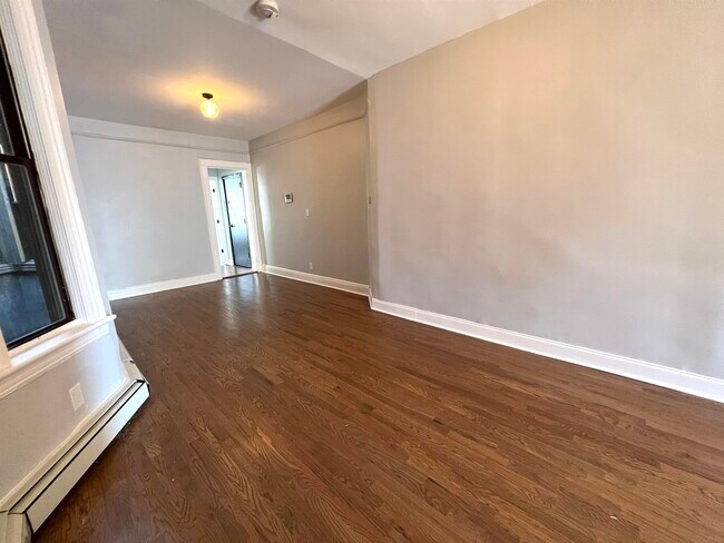 Building Photo - 484 Mercer St