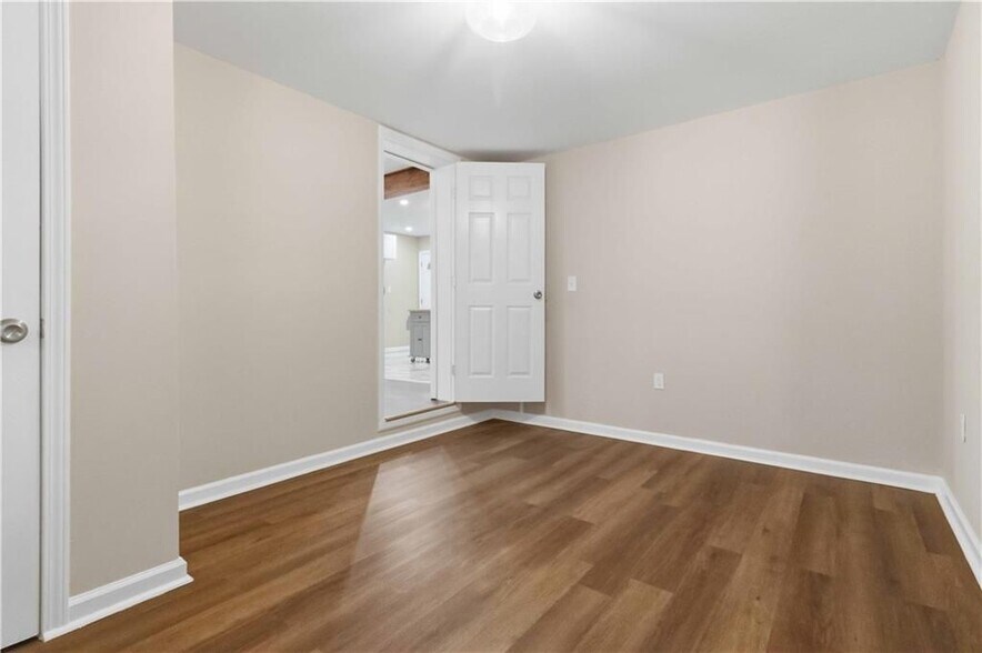 Building Photo - 2953 Meadowview Dr SE