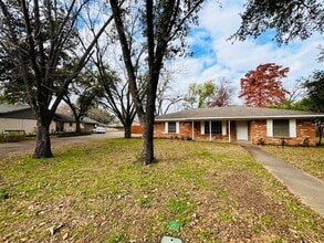 Building Photo - 1618 Oakridge Dr