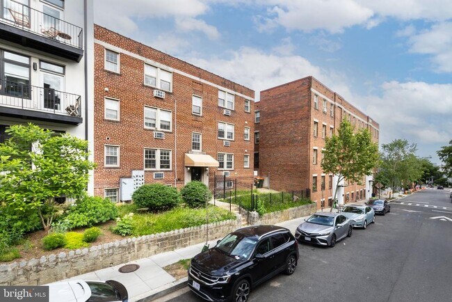 Building Photo - 2415 Ontario Rd NW