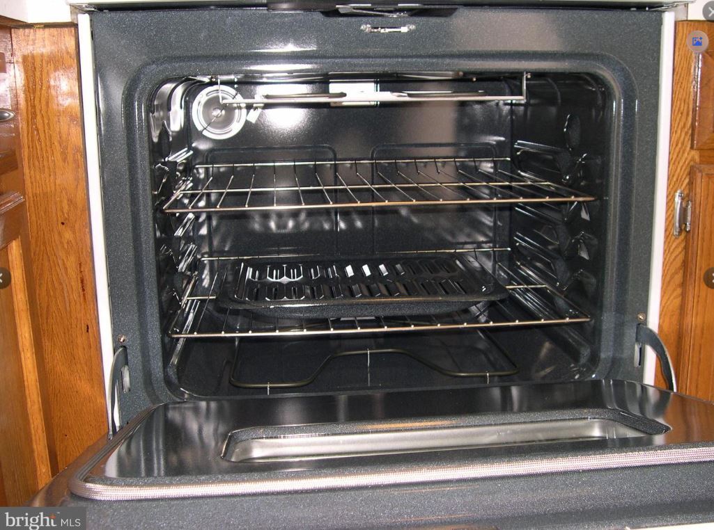 Oven - 3024 Gentain Ct NE