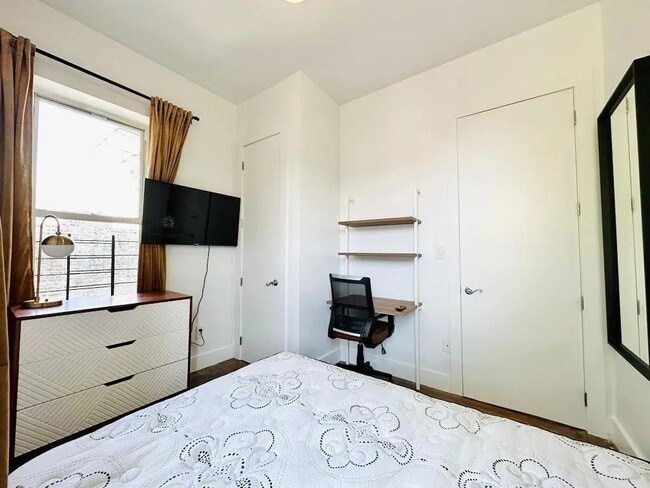 Building Photo - Furnished room/NOT APARTMENT