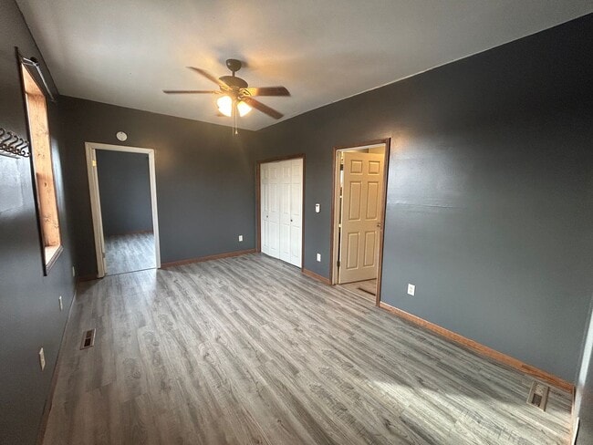 Building Photo - Two bedroom single family house within walking distance of Blessing Hospital.