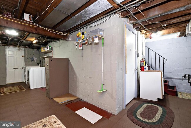 Building Photo - 17 Dowling Ave