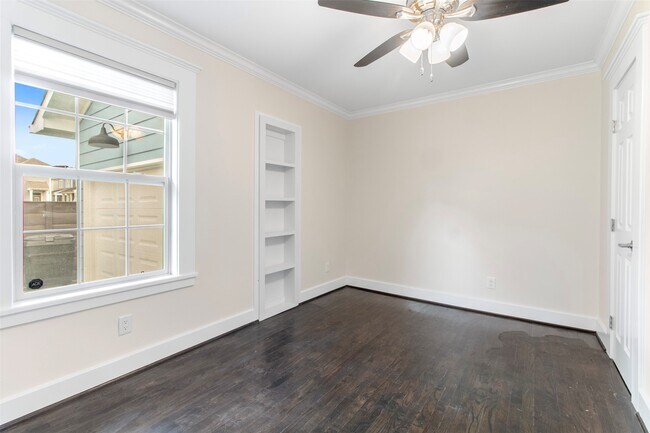 Building Photo - 814 E 23rd St