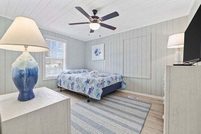 Building Photo - Gorgeous Totally Remodeled 3/2 in Garden C...