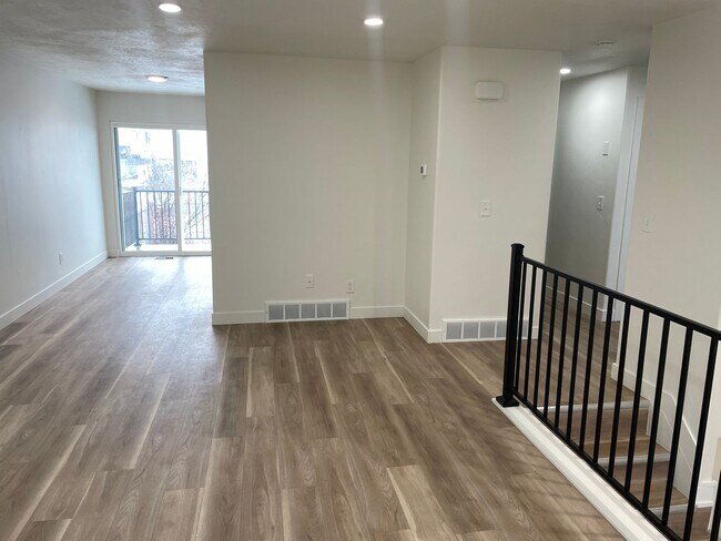 Building Photo - 3 bedroom, 1 bath unit. Newly Remodeled.