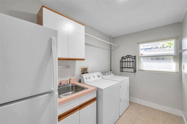 Building Photo - 8789 Maplewood Rd