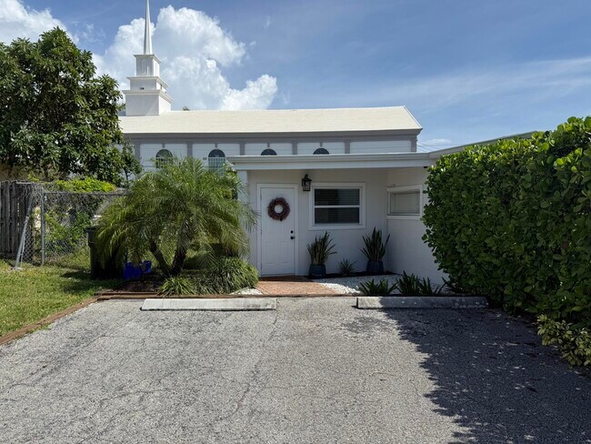 Building Photo - 203 Seacrest Ln