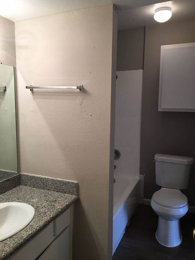 Building Photo - 2 BR 2.5 BA Two Story Townhome