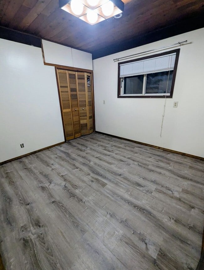 Building Photo - 4 BD/2BA Single Family Home in Dredge Lake area