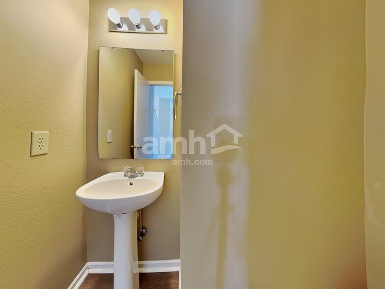 Building Photo - 990 Brookhaven Dr