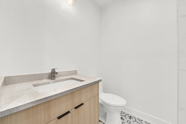 Building Photo - 554 W Cullerton St
