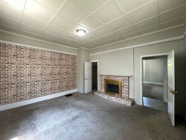 Building Photo - 4 bedroom 2 bath house