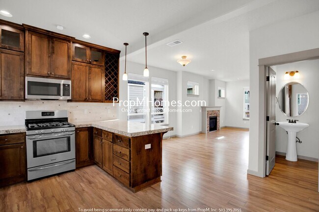 Building Photo - Gorgeous Four Bedroom Townhome in Orenco!