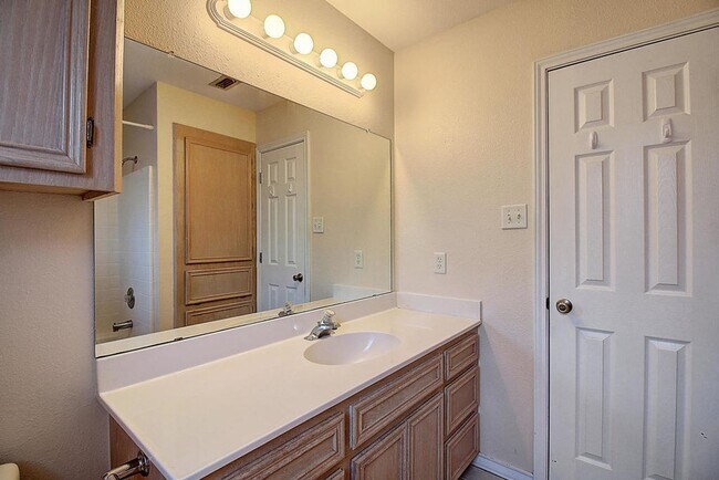 Building Photo - 3805 Julia Cir