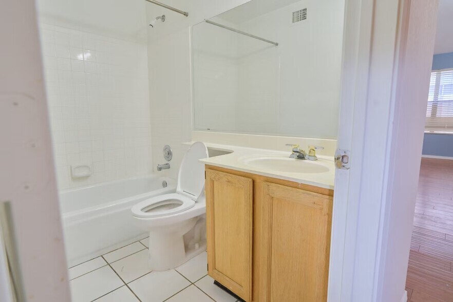Building Photo - 1317 N Palmsprings Dr