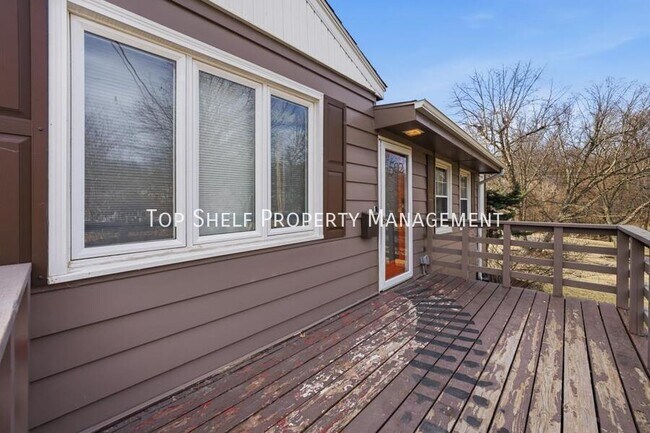 Building Photo - 502 Lacona Ave