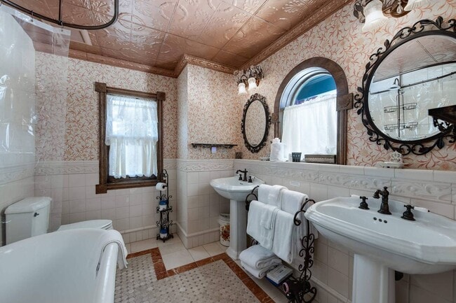 Building Photo - Winter rental! Luxury 4 bed, 3 bath home i...