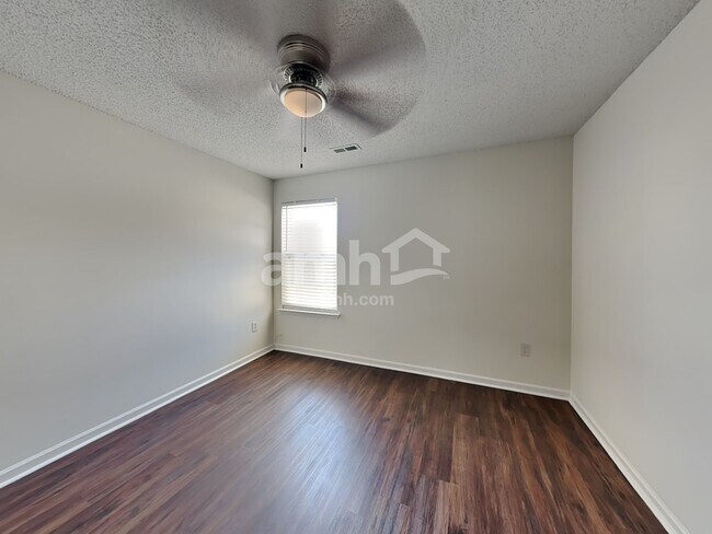 Building Photo - 1003 Glen Hollow Dr