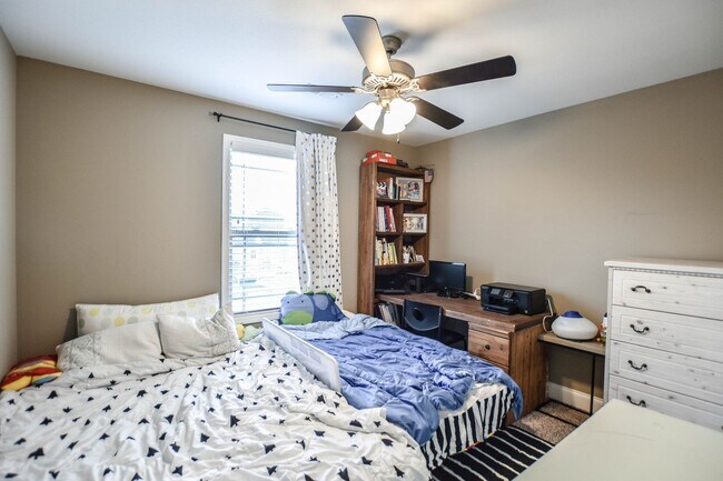 Building Photo - Three Bedroom in Magnolia Place!
