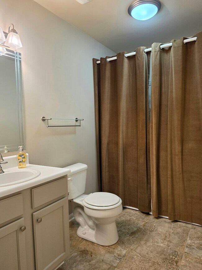 Building Photo - Gulf Shores town home with garage