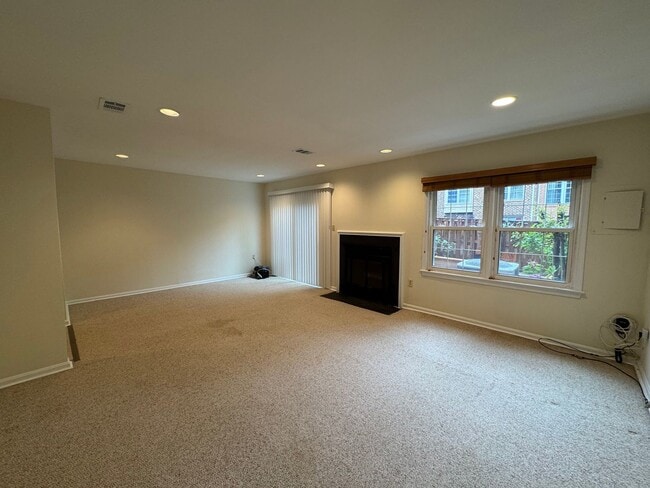 Building Photo - Well-Maintained 3 Bed 3.5 Bath Townhome Wi...