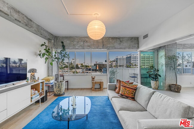 Building Photo - 7135 Hollywood Blvd