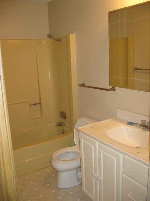 Full bathroom with new white shower unity - 3914-3916 Sturgis Dr