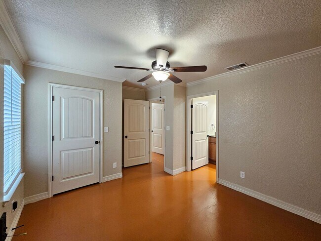 Building Photo - 803 Leifester Cir