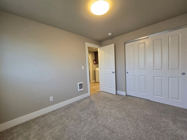 Building Photo - Newly Remodeled 2-Bedroom, 1-Bath Close to Downtown Salem!