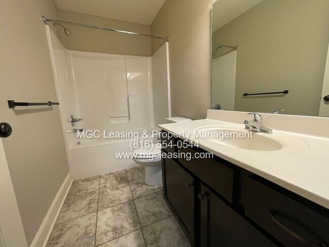 Building Photo - EAGLE CREEK LUXURY TOWNHOME