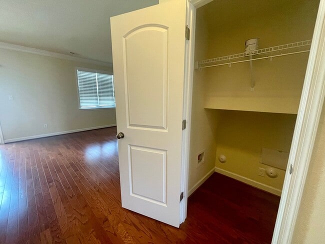 Building Photo - Stunning VB Townhome Style Condo