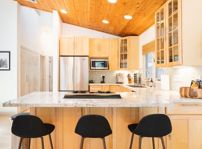 Building Photo - Stunning Lodge Near Beautiful Lake Gregory