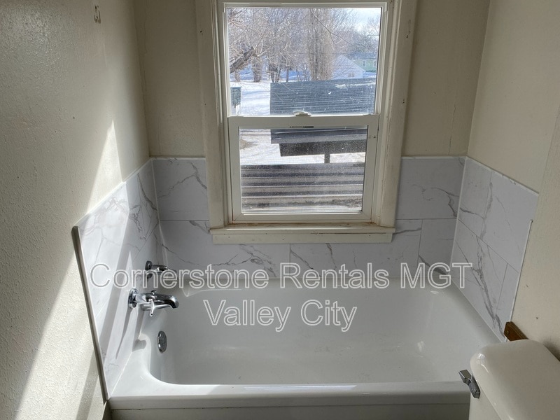 Building Photo - 424 6th Ave NE