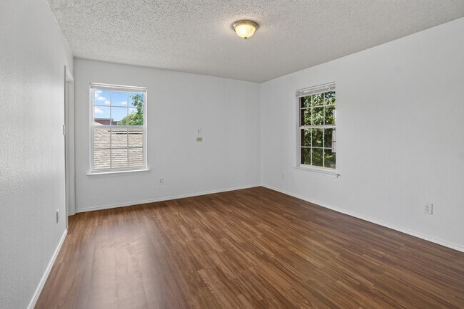 Building Photo - 5-bedroom, 3 bathrooms House for Rent