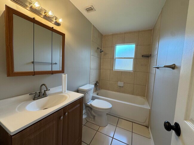 Building Photo - 3594 Almar Rd