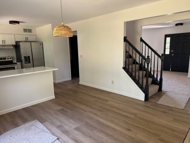 Building Photo - 4 Bedroom, 2.5 Bathroom Single Family Home...