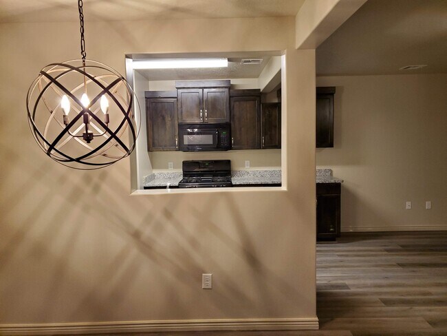 Building Photo - 1000 Bluff View Dr