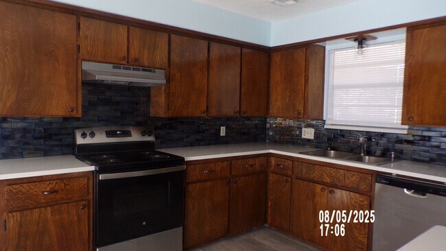Building Photo - Fantastic Redo located in Terrace Hills.