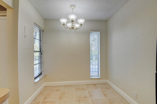 Building Photo - 16 Royal Palm Way