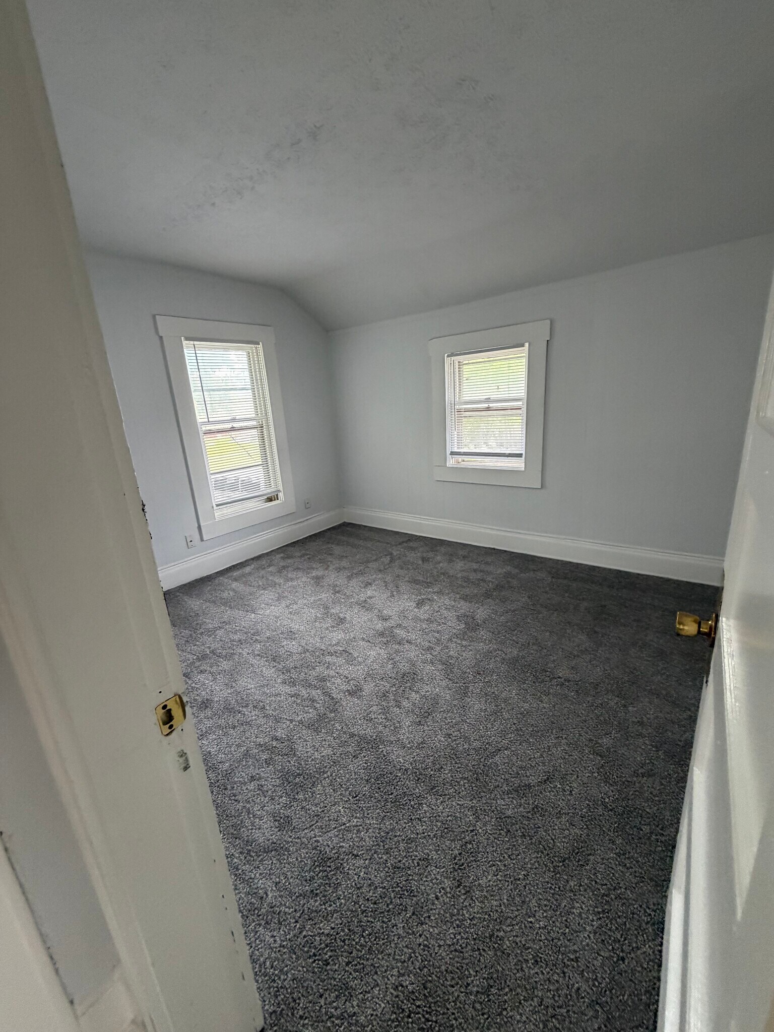 Building Photo - 998 E Whittier St