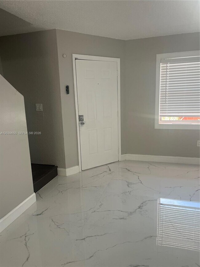 Building Photo - 5909 SW 36th Ct