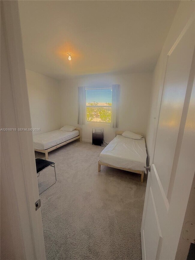 Building Photo - 4941 Oakmont Dr
