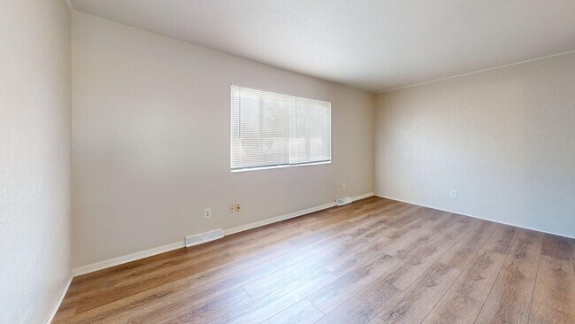 Building Photo - Elyria - updated 3 bed/1 bath townhouse fo...