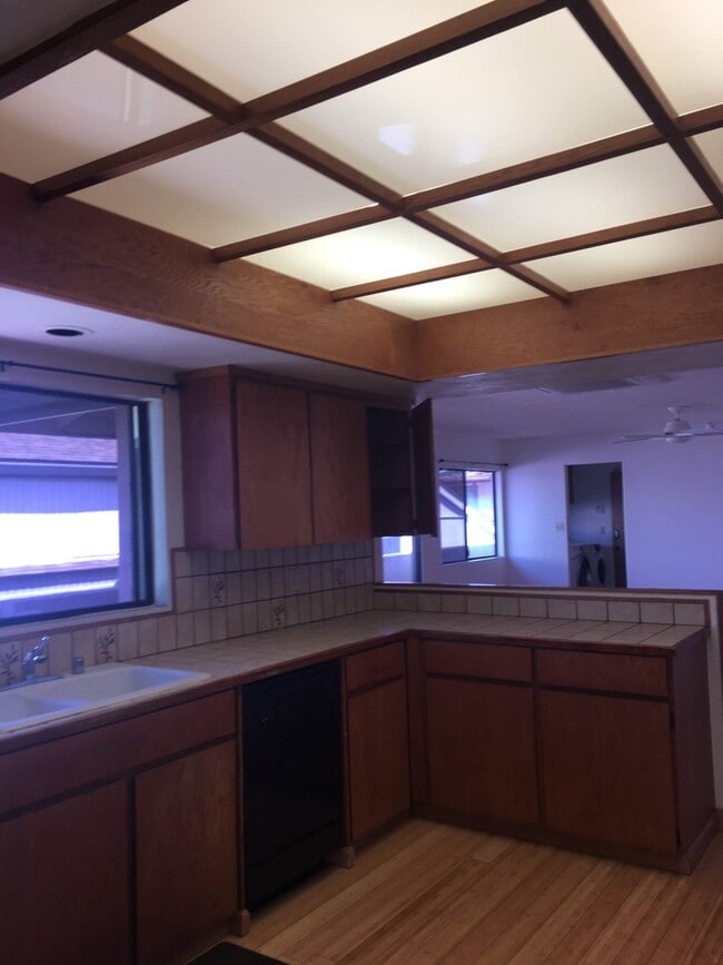Building Photo - 98-673  KAAHELE STREET