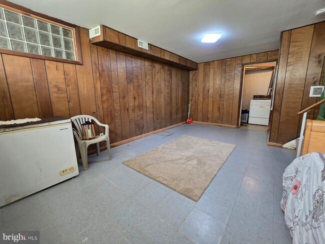 Building Photo - 647 Artwood Dr